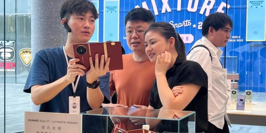 Huaweis Mate XT Smartphone Sells Out on First Day, Leaving Many Disappointed huaweis-mate-xt-smartphone-sells-out-on-first-day,-leaving-many-disappointed