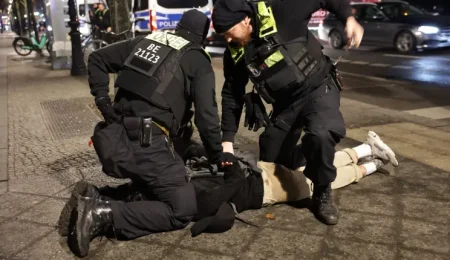 Spanish Tourist Seriously Injured in Knife Attack Near Berlins Holocaust Memorial spanish-tourist-seriously-injured-in-knife-attack-near-berlins-holocaust-memorial