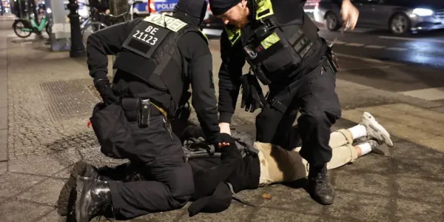 Spanish Tourist Seriously Injured in Knife Attack Near Berlins Holocaust Memorial spanish-tourist-seriously-injured-in-knife-attack-near-berlins-holocaust-memorial