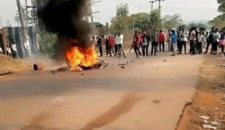 Youths Set LGA Secretariat, Chiefs Palace, Hotel Ablaze In Protest Over Deaths Of Benue Security youths-set-lga-secretariat,-chiefs-palace,-hotel-ablaze-in-protest-over-deaths-of-benue-security