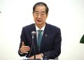 han-duck-soo-withdraws-from-south-korea-presidential-race,-clearing-path-for-rival-kim-moon-soo