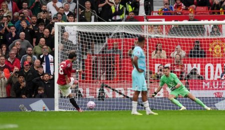 bruno-fernandes-scores-late-penalty-to-secure-3-2-victory-for-manchester-united-over-burnley
