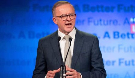 australias-pm-albanese-hails-under-16-social-media-ban,-but-teens-say-they-can-still-assess