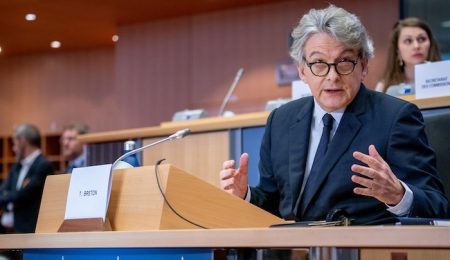 us-bars-ex-eu-commissioner-and-activists-over-alleged-social-media-censorship-push