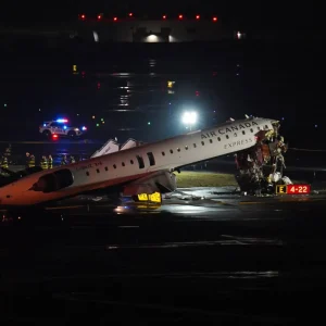 air-canada-jet-collides-with-ground-vehicle,-forces-laguardia-airport-closure