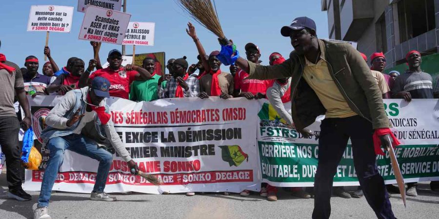hundreds-march-in-senegal-over-broken-government-promises-and-rising-costs