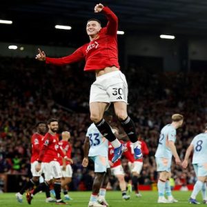 man-united-beat-brentford-2-1-to-move-within-two-points-of-champions-league-return