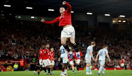 man-united-beat-brentford-2-1-to-move-within-two-points-of-champions-league-return