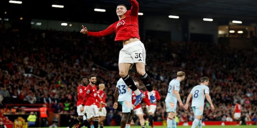 man-united-beat-brentford-2-1-to-move-within-two-points-of-champions-league-return